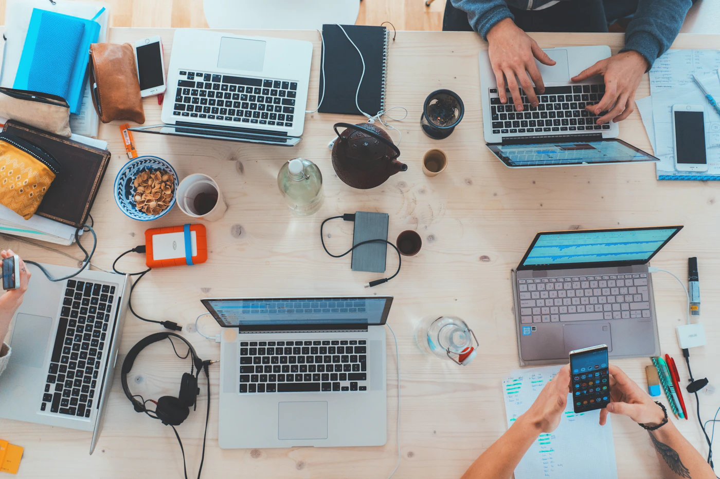 Echipă lucrând la laptopuri, vedere de sus, într-un spațiu de coworking
